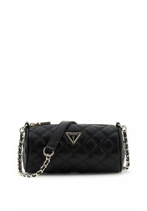 Zwarte, gewatteerde cilindervormige handtas met gouden kettinghengsel en het Guess-logo aan de voorkant, afgesloten met een ritssluiting.