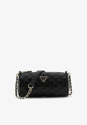 Sac à main cylindrique matelassé noir avec une bandoulière chaîne en or et le logo Guess à l'avant, sécurisé par une fermeture éclair.