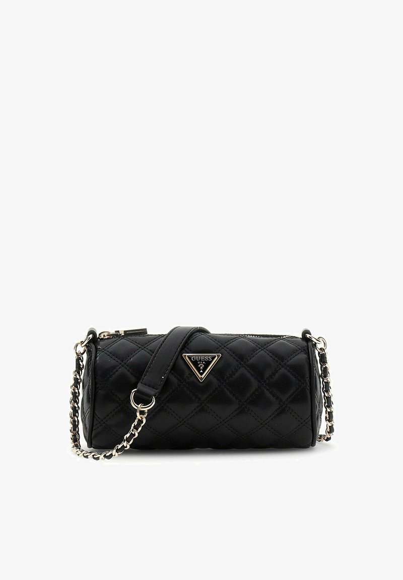 Schwarze, gesteppt zylindrische Handtasche mit goldener Kettenriemen und Guess-Logo auf der Vorderseite, gesichert mit einem Reißverschluss.
