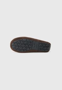 Bruine suède slipperzool met gestructureerde zwarte rubberen buitenzool. Voorzien van het UGG-logo en een verhoogd patroon voor grip. Laag profiel ontwerp.