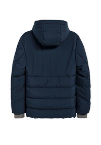 Mörkblå puffjacka med huva, med en kviltad design, mjuk textur och grå detaljer på mudden. Baksidan framhäver fylligheten.