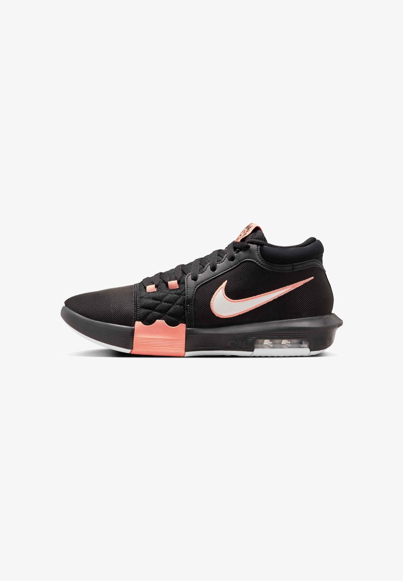 Sapatilha atlética preta com um upper de tecido texturizado, detalhes em rosa, swoosh branco da Nike e um sistema de amortecimento visível no calcanhar.