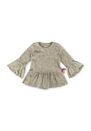 T-shirt manches longues vert olive pour tout-petit avec des poignets et un ourlet à volants, motifs d'oiseaux et croissants roses et blancs, et un petit détail papillon sur le côté.