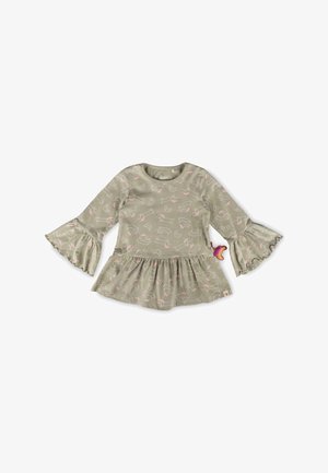 Maglietta verde oliva a maniche lunghe per bambini piccoli con polsini e orlo arricciati, motivi di uccelli rosa e bianchi e croissant, e un piccolo dettaglio a forma di farfalla sul lato.