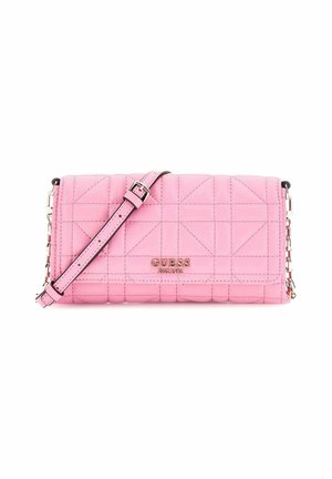 Sac bandoulière matelassé rose avec sangle réglable, accents en chaîne métallique et logo "GUESS EST 1981" sur le rabat avant.