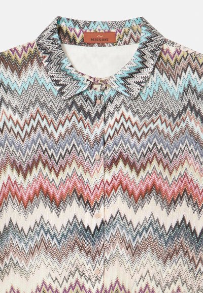Camicia Missoni con un motivo a zigzag multicolore nelle tonalità di marrone, blu petrolio e corallo, con colletto a punta e chiusura con bottoni.
