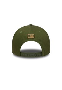 Olivová zelená snapback čiapka s pevným látkovým dizajnom, nastaviteľným plastovým remienkom a obdĺžnikovou nášivkou MLB loga na zadnej strane.