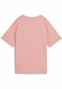 Ljusrosa t-shirt med kort ärm, avslappnad passform, rundad halsringning och mjuk bomullstextur. Inga synliga grafik eller accenter.
