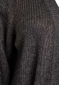 Tmavošedý úpletový sveter s textúrovaným vzorom, rebrovaným golierom a voľným strihom. Mäkký materiál s viditeľnými švami.
