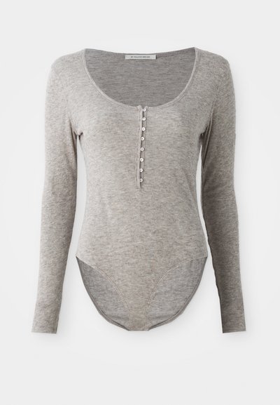 Bodysuit à manches longues en tissu gris doux, avec décolleté en cœur, fermeture à boutons et ourlet arrondi pour un ajustement confortable.