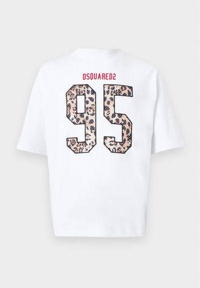 Λευκό κοντομάνικο μπλουζάκι με κόκκινο κείμενο "DSQUARED2" και μεγάλο αριθμό "95" σε σχέδιο λεοπάρδαλης στο μπροστινό μέρος.