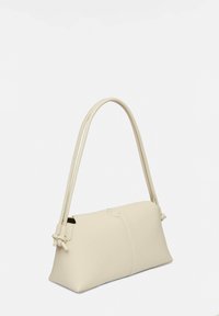 Kremowa skórzana torebka o strukturalnym kształcie, z dwiema smukłymi uchwytami i węzłem po bokach. Gładka faktura, minimalistyczny design.