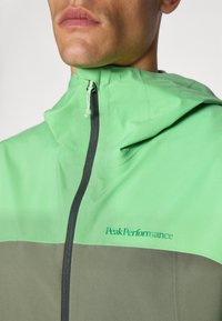 Peak Performance TRAIL JACKET - Hardshell-jakke - peppermint/pine needle/vivid green