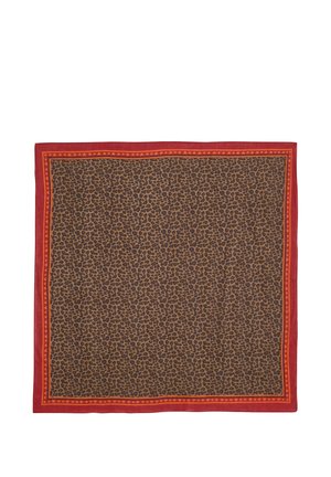 Foulard carré avec un centre imprimé léopard marron et noir et une bordure rouge ornée de petits motifs en forme de cœur.