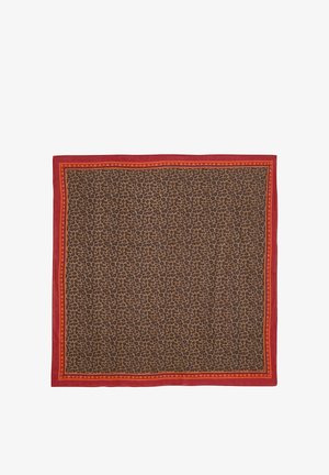 Pañuelo cuadrado con centro de estampado de leopardo en tonos marrón y negro, y borde rojo con pequeños patrones de corazones.