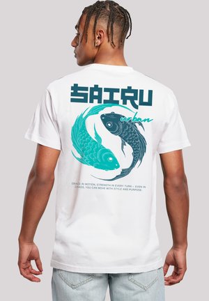Weißes T-Shirt mit kurzen Ärmeln, das eine Grafik von zwei Koi-Fischen in Teal und Schwarz zeigt. Der Text beinhaltet "SAIRU" und einen motivierenden Spruch darunter.