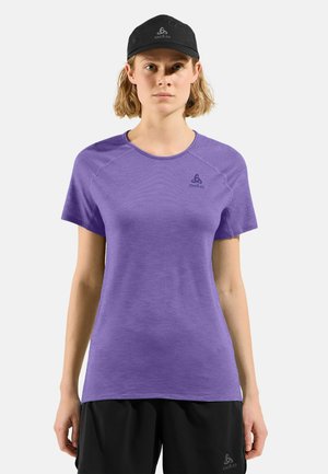 T-shirt de sport violet en tissu léger, à manches courtes et col rond. Comprend un logo dans le coin supérieur gauche.