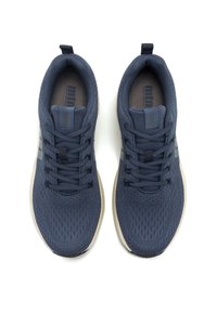 Navyblaue Sportschuhe mit einem strukturierten Mesh-Obermaterial, passenden Schnürsenkeln und einer hellbeigen Sohle, die ein dezentes Logo an der Seite aufweisen.