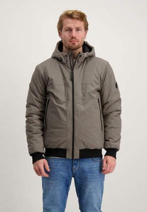 Grijze geïsoleerde jas met een capuchon, een rits aan de voorkant en zwarte accenten. Voorzien van twee zijzakken en gebreide manchetten. Soepele textuur.