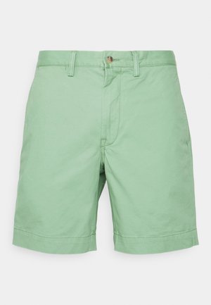 Lichtgroene katoenen shorts met een knoopsluiting, rechte snit en opgerolde zoom. Voorzien van riemlussen en zijzakken. Gladde textuur.