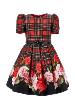 Abito a quadretti rossi con maniche a sbuffo corte, una cintura nera in evidenza e motivi floreali di rose rosa e rosse lungo l'orlo. Tessuto in cotone.