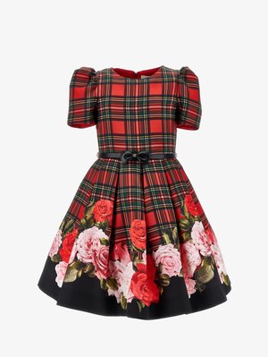 Punainen ruudullinen mekko, jossa on lyhyet puffi hihat, musta vyökoriste ja vaaleanpunaisia sekä punaisia ruusuja helmassa. Puuvillakangas.