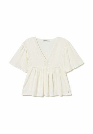Blusa de manga corta color blanco roto con escote en V, corte holgado, cintura fruncida y tela con textura sutil.