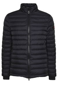 Svart vadderad pufferjacka med fullständigt framdraget blixtlås, ståkrage, blixtlåsfickor och märkesdetaljer inuti kragen.