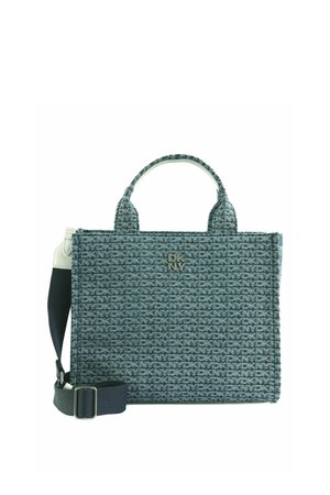 Sac cabas bleu denim avec motif répétitif du logo DKNY, poignées courtes, bandoulière sombre réglable et emblème métallique DKNY à l'avant.