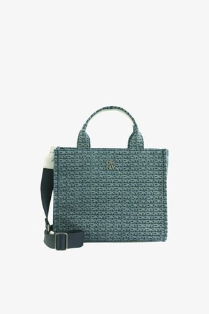 Sac cabas bleu denim avec motif répétitif du logo DKNY, poignées courtes, bandoulière sombre réglable et emblème métallique DKNY à l'avant.