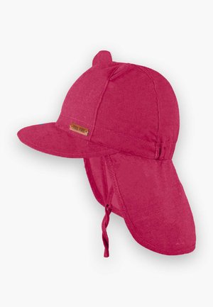 Raudona kepurė pagaminta iš minkštos medžiagos, su plačiu kraštu ir ausų flanais. Yra maža kilpa viršuje ir medinis ženkliukas priekyje.