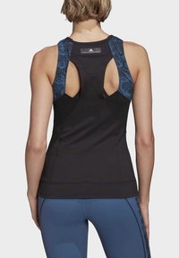 Černý atletický top s modrými vzorovanými ramínky a designem na závodní záda, s výřezy na zádech a přiléhavým střihem.