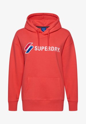 Korallfarbener Hoodie mit einer vorderen Kängurutasche, Kapuze mit Kordelzug und großem weißem "SUPERDRY"-Logo mit blauen und roten Akzenten. Weiches Material.