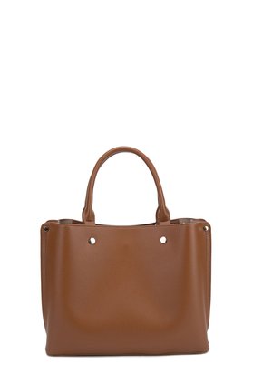 Borsa tote in pelle marrone con doppi manici e dettagli con rivetti argentati, in piedi su sfondo bianco.