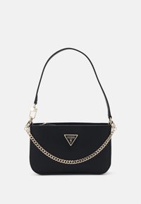 Czarna torebka Guess z gładkim skórzanym paskiem i dekoracyjnym złotym łańcuchem, z centralnie umieszczonym złotym trójkątnym logo Guess na froncie.