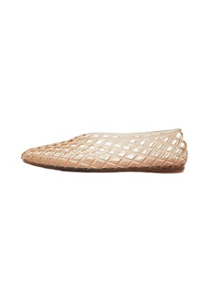 Scarpa piatta beige traslucida singola con motivo a tagli a forma di diamante e punta arrotondata su fondo bianco.