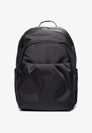 Czarny plecak wykonany z trwałego materiału, posiadający przednią kieszeń na zamek, wyściełane plecy oraz regulowane szelki. Prosty design z detalem logo.
