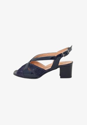 Tacchi slingback blu navy con un mix di tessuto lucido e testurizzato. Design open toe, tacco a blocco e cinturino regolabile alla caviglia.