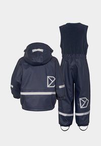 Marine wasserdichtes Jacken- und Overall-Set, ausgestattet mit reflektierenden Streifen, elastischen Bündchen und einer Kapuze. Glatte Textur mit einem Logo auf der Rückseite.