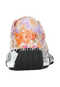 Sneaker floreale che presenta un tessuto multicolore con fiori arancioni e viola. Suola in gomma nera con un sottostante texturizzato e accenti bianchi.