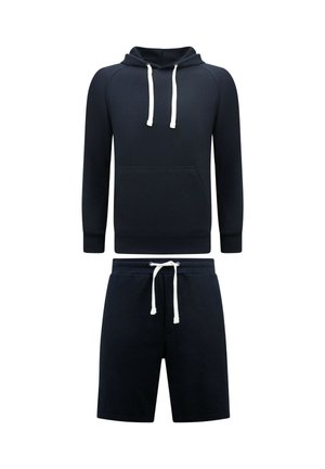 Donkerblauwe hoodie met voorzak en witte trekkoorden, gecombineerd met bijpassende donkerblauwe shorts met witte trekkoord tailleband.