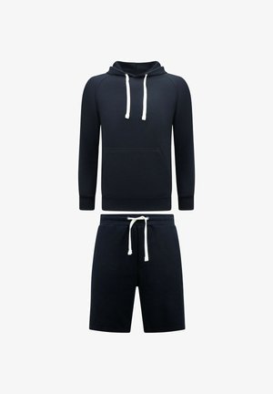 Donkerblauwe hoodie met voorzak en witte trekkoorden, gecombineerd met bijpassende donkerblauwe shorts met witte trekkoord tailleband.