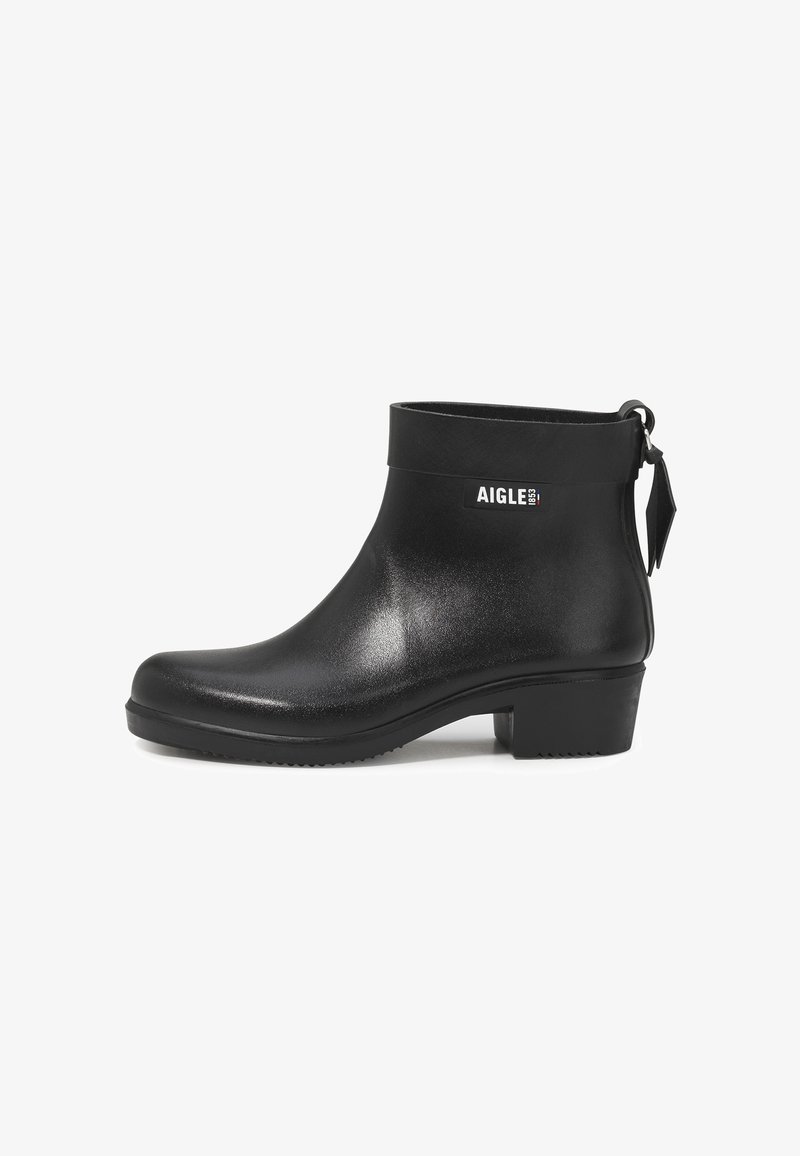 Bottes de cheville noires étanches en caoutchouc, avec une texture lisse, un bout arrondi, un talon épais et un logo sur le côté.