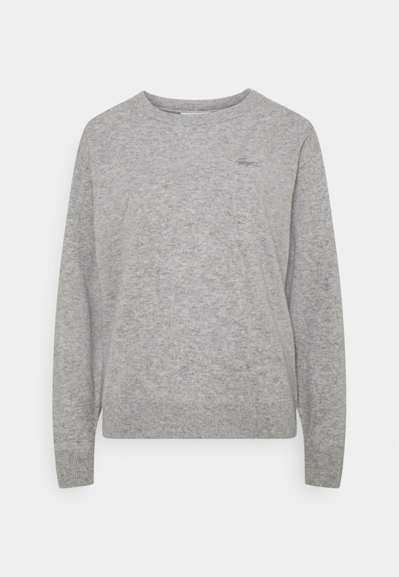 Pull gris clair à manches longues avec col rond, poignets et ourlet côtelés, portant un petit logo embossé sur le côté gauche de la poitrine.