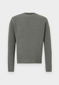 Πουλόβερ με μακριά μανίκια, στρογγυλή λαιμόκοψη, γκρι πλεκτό με ριμπ μανσέτες και τελείωμα, παρουσιάζεται σε λευκό φόντο.