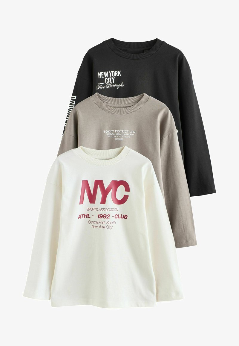 Trii dugih rukava: crna s bijelim tekstom, taupe s bijelim printom i bijela s velikim crvenim NYC logotipom. Pamuk, opušteni kroj.