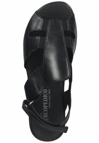 Schwarze Leder-Sandalette mit geschlossener Spitze, verstellbarem Riemen und gepolsterter Sohle. Verfügt über elastische Akzente für verbesserte Passform und Komfort.