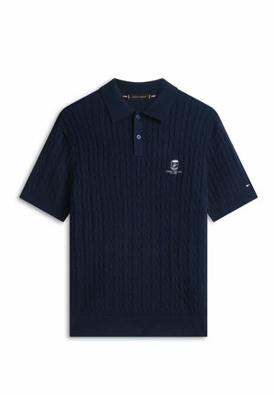 Polo a maniche corte blu navy con motivo a trecce, abbottonatura a due bottoni e piccolo logo ricamato sul petto e sulla manica.