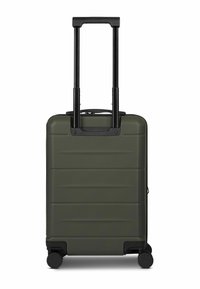 Valigia rigida color verde con finitura strutturata, manico nero retrattile e quattro ruote nere. Presenta strisce orizzontali sulla superficie.