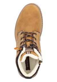 Bota de cuero marrón con forro de pelo sintético, punta redonda, costuras reforzadas y cordones marrones. Presenta una pestaña de tirón naranja en el lateral.